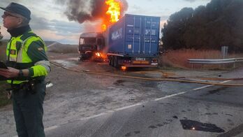 El camión se ha incendiado a consecuencia del impacto.