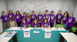 ELA sindikatuko kideen agerraldia, greba egun gehiagoren berri emateko.