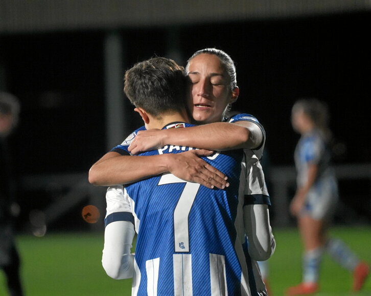 Lucía Rodríguez consuela a Lucía Pardo, muy afectada tras fallar un penalti.