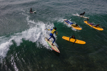 Jóvenes senegalesas participan en el programa Black Girls Surf, deSurf Academy.