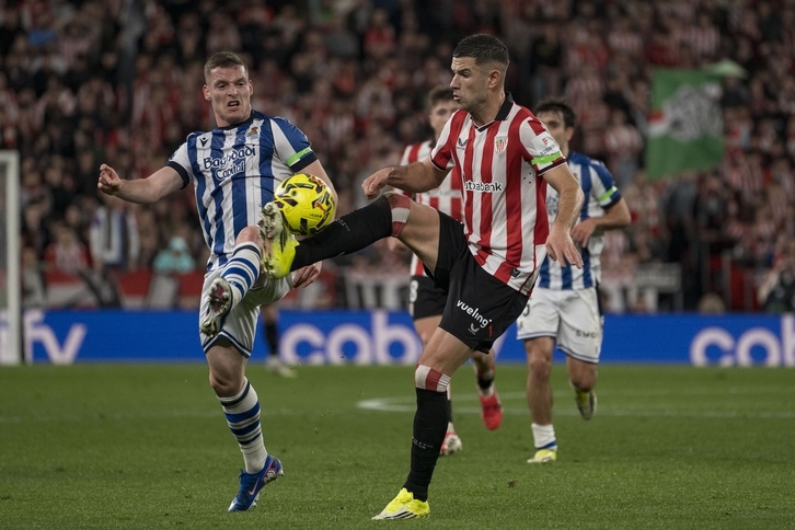 Sergio Gómez y Gorka Guruzeta luchando por un balón en el derbi vasco en San Mamés.