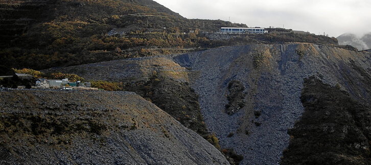 Vertedero de escombros de una de las muchas minas a cielo abierto que pueblan las montañas del concello de Carballeda de Valdeorras, líder mundial en extracción de pizarra. (Fernando Mahía)