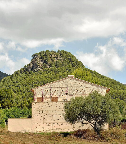En las imágenes, exterior e interior de Ses Veles, en Puigpunyent, Mallorca, proyectos sostenibles y que potencian la arquitectura local.