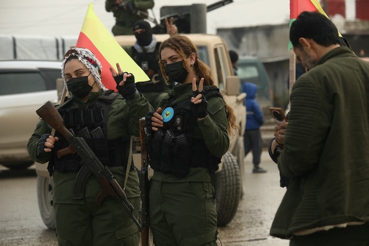 Combatientes de las Fuerzas Democráticas Sirias (FDS) hacen gesto de la victoria en la ciudad de Hasaka el pasado día 1.