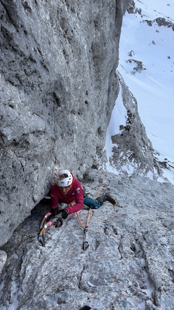 Fay Manners sokaburu 'Elles aussi' bidearen luze batean.
