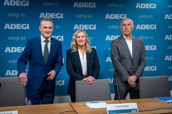 Jose Miguel Ayerza, Isabel Busto eta Patxi Sasigain, prentsaurrekoan.