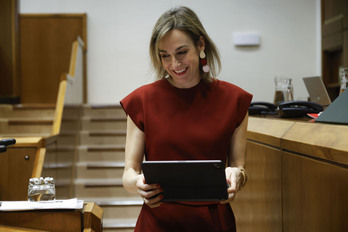 La consejera María Ubarretxena considera un señalamiento pedir explicaciones por una contratación pública.