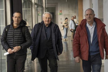 Patxi Zabaleta, a su llegada al Parlamento junto a los parlamentarios Mikel Zabaleta y Adolfo Araiz.