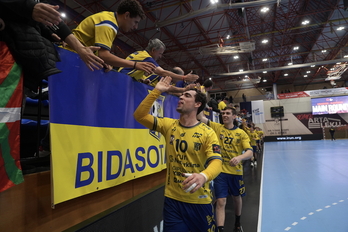 Los jugadores del Bidasoa-Irun, preparados para la batalla.