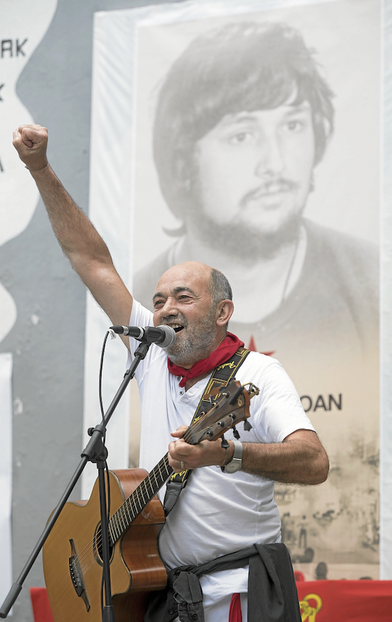Con el puño en alto, en el homenaje a Joseba Barandiaran. Jon Urbe | FOKU