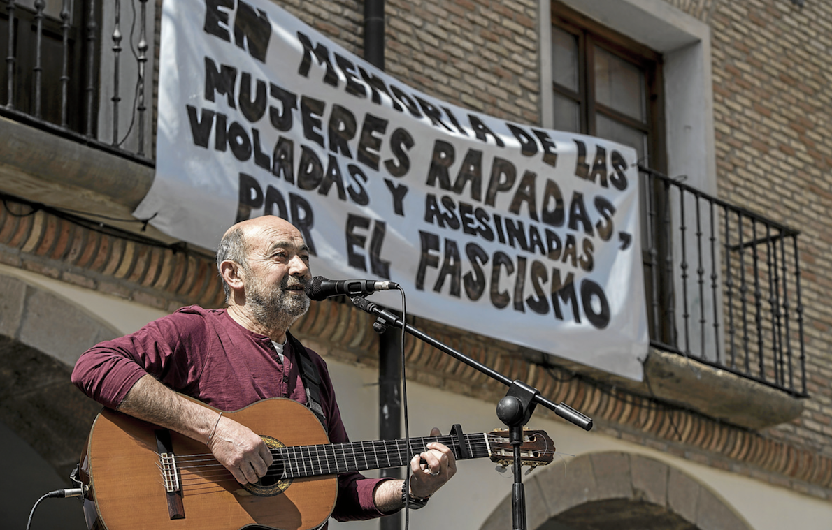 Actuación en un acto en Larraga en memoria de las mujeres rapadas, humilladas y muertas en la guerra del 36. Jagoba Manterola | FOKU