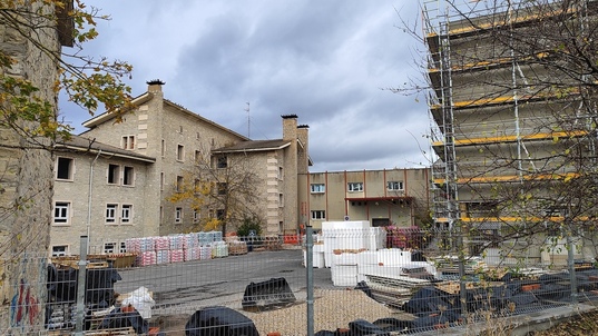 Obras en la antigua residencia Arana, que acogerá un centro para personas refugiadas.