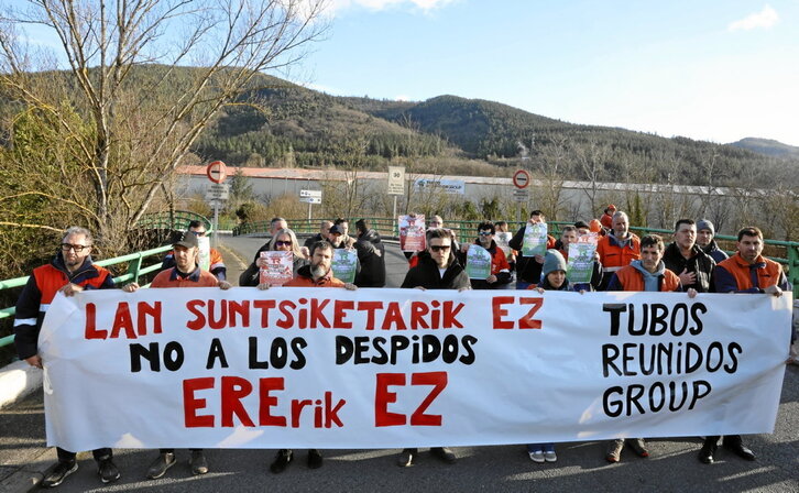 Trabajadores de Tubos Reunidos ayer ante la planta de Amurrio.