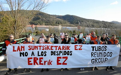 Trabajadores de Tubos Reunidos ayer ante la planta de Amurrio.