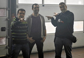 Ezkerreko argazkian, ezkerretik hasi eta lehendabizikoa da Arkaitz Hormaetxe. Goiko argazkian, Baga Biga etxeko ETSren BECeko hiru kontzertuetatik lehena. Behean, berriz, lantaldea kontzertu bateko zamalanetan.