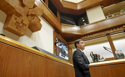 El lehendakari critica que la oposición ejerza sus labores de control y no se atenga a los planes del Gobierno.