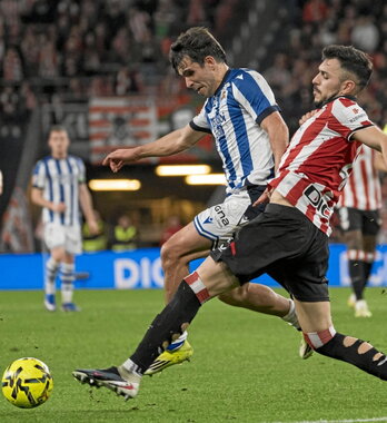 Marin eta Paredes, baloia harrapatzeko lehian.