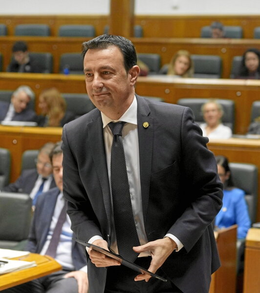 El consejero Mikel Torres en el pleno de ayer.