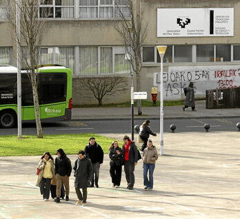Unibertsitateko ikasleak, Leioako campusean.