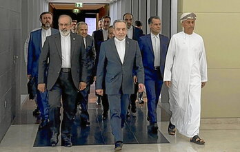 El ministro iraní de Exteriores, Abas Araqchi, con su delegación en Muscat.