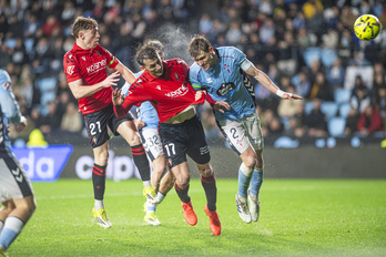 El balón se dirige hacia las redes de Radu tras el cabezazo de Budimir.
