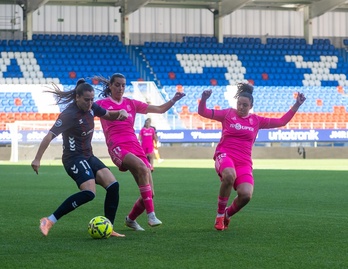 Andrea Gómez y Alba Pérez intentan evitar el centro de Laura Camino en el partido entre Eibar y Granada de Liga F en Ipurua.