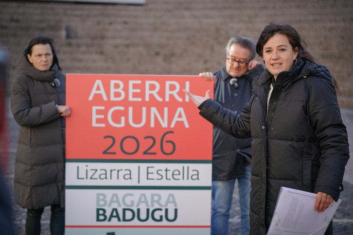 Ekhine Atorrasagasti lehen planoan, eta Mireia Epelde eta Carlos Etchepare hondoan.