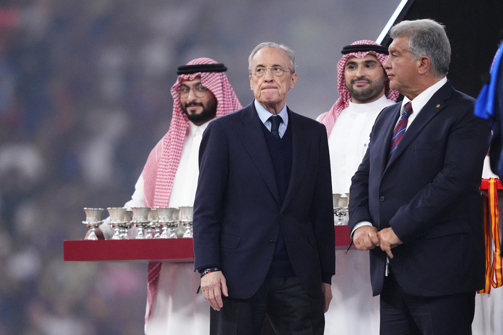 Florentino Pérez y Joan Laporta, en la entrega de medallas de la final de la Supercopa disputada en Arabia Saudí.