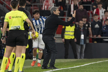 Valverde trata de dar indicaciones a sus jugadores en el derbi frente a la Real. 