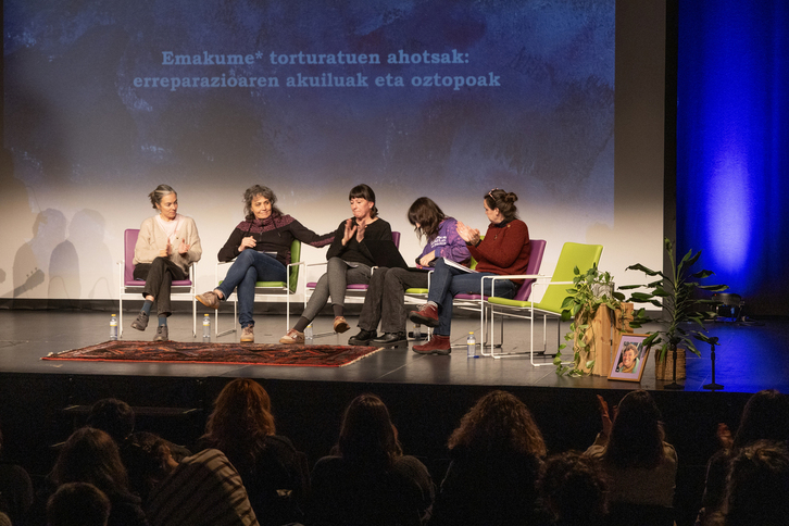 Aniaiz Ariznabarreta, Ainara Gorostiaga, Kris Gete, Nekane Txapartegi eta Aiora Epelde, Intxaurrondoko kultur etxean testigantza ematen.