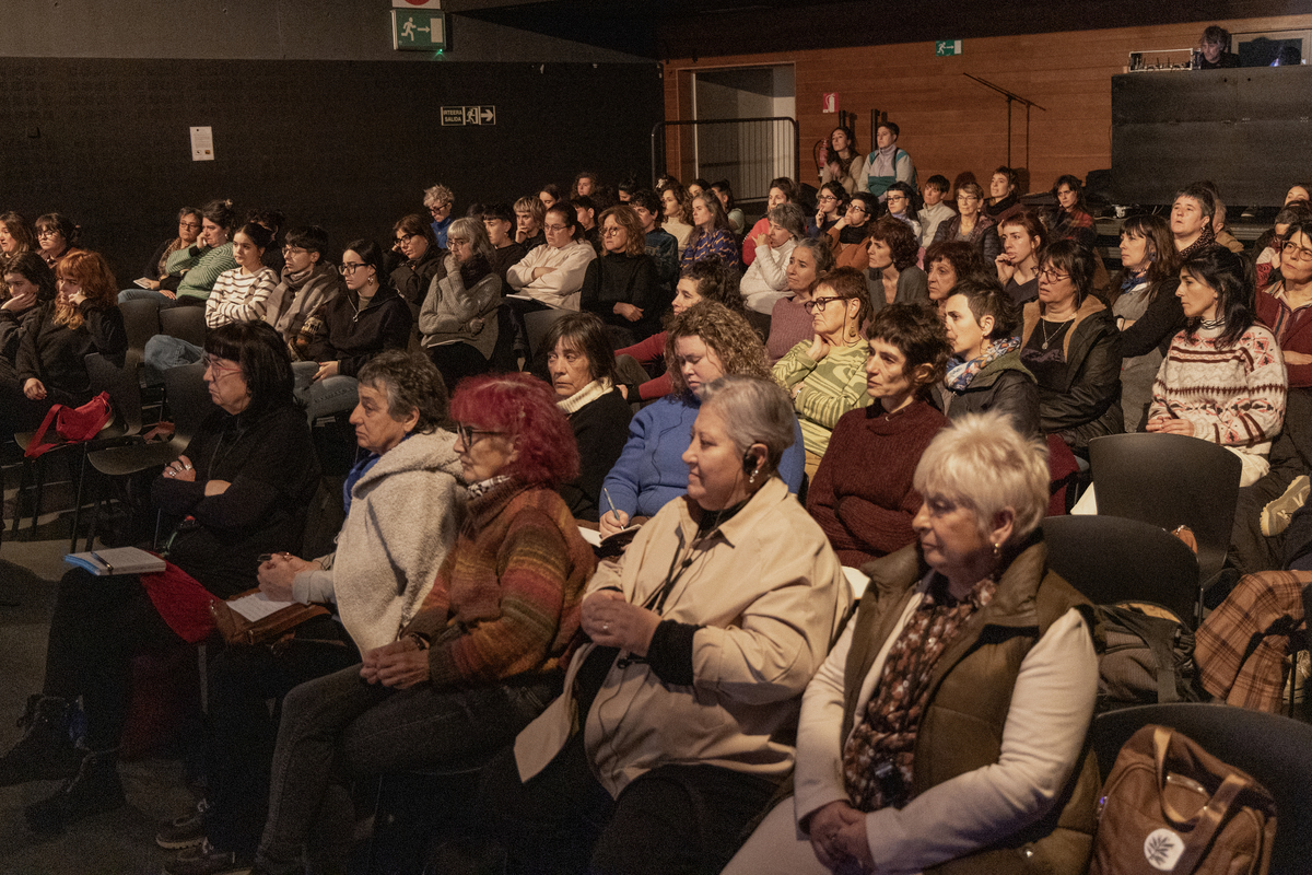 Intxaurrondoko kultur etxeko jardunaldian belaunaldi ezberdinetako emakume* torturatuak eta mugimendu feministako kideak bildu ziren, gazte aunitz tartean. (Maialen ANDRES/FOKU)