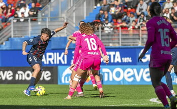 Emma Moreno recorta ante una defensa rival en la frontal del área.