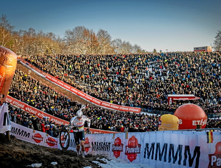 Mathieu van der Poel, en una prueba de este año con las gradas repletas de aficionados a pesar de la nieve y el frío. Si el neerlandés decidiese dejar esta disciplina, el ciclocross y los aficionados tienen las de perder.