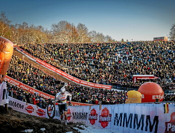 Mathieu van der Poel, en una prueba de este año con las gradas repletas de aficionados a pesar de la nieve y el frío. Si el neerlandés decidiese dejar esta disciplina, el ciclocross y los aficionados tienen las de perder.