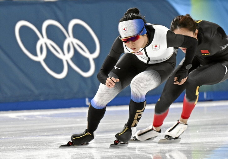 Dos patinadoras entrenan en la pista de Milán antes de los JJOO.