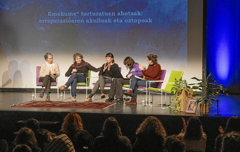 Ezkerreko irudian, Aniaiz Ariznabarreta, Ainara Gorostiaga, Kris Gete, Nekane Txapartegi eta Aiora Epelde. Eskuinekoan, Gete, Txapartegi eta Epelde.