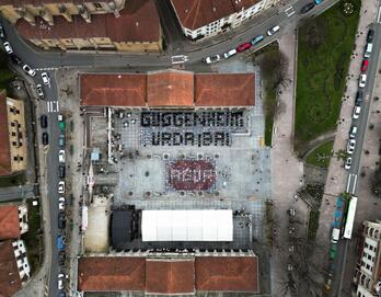 Mosaico gigante realizado dentro de la fiesta de celebración.
