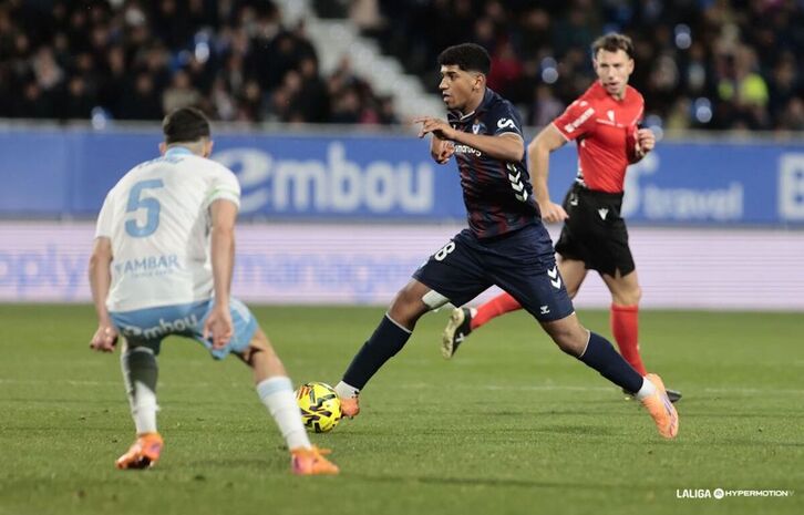 Ares, novedad en el once, conduce el balón.