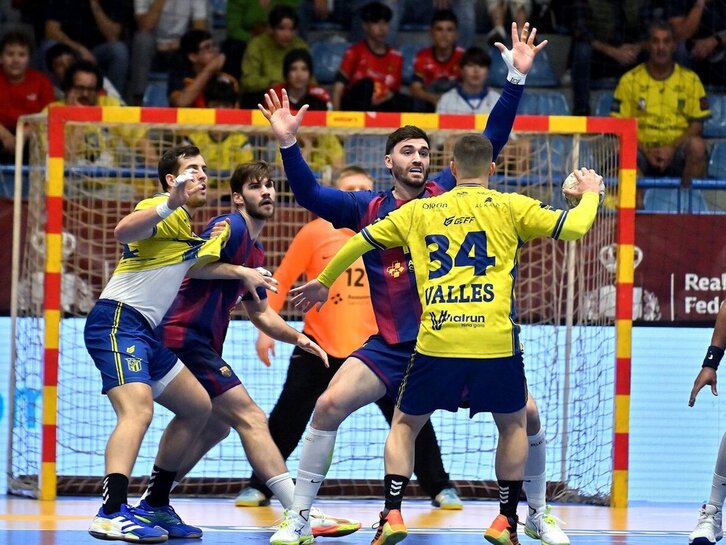 Nacho Vallés trata de encontrar algún resquicio en la línea del Barça.