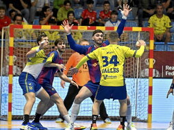 Vallés trata de encontrar algún hueco en la línea del Barça.