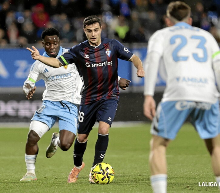 Mada conduce el balón perseguido por Mawuli.
