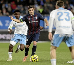 Mada conduce el balón perseguido por Mawuli.