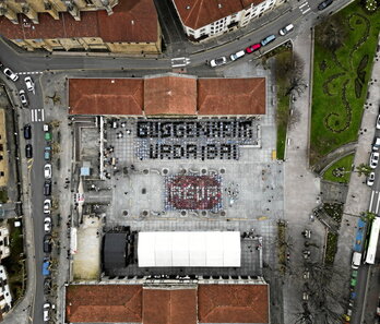 Mosaico gigante realizado dentro de la fiesta de celebración.