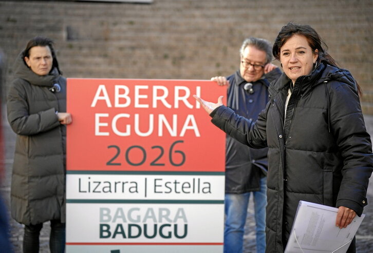 Ekhine Atorrasagasti, aurrean, eta Mireia Epelde eta Carlos Etchepare, atzean.