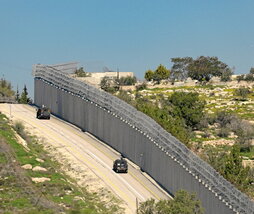 Vehículos israelíes avanzan cerca de Hebrón.