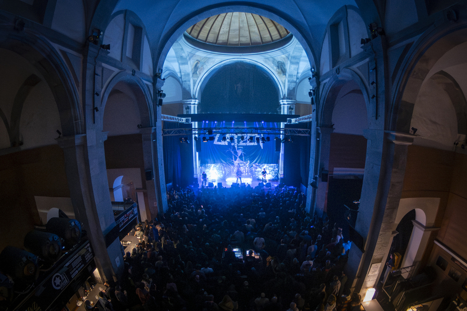 Sekulan ere ez ziren izan aurretik Azpeitiko tenpluan. Bada, iritsi baziren iritsi, a zer nolako hasiera izan zuen kontzertuak. 