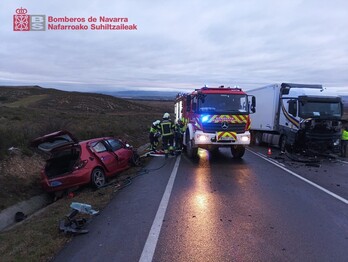 Los bomberos han acudido al lugar del siniestro, en Caparroso.