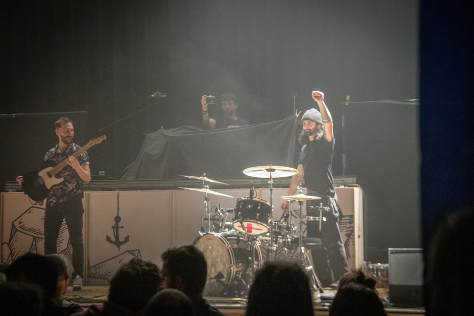 Kuartz bikoa taularatu zen beroketa lanak egitera. Garaiz hasi ziren Behe Nafarroatik etorritako Oihan Delavigne eta Ibes Mongabure ‘III’ diskoa aurkezten.