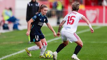 Sara Ortega encara a Martín Pozuelo en el partido de Liga F entre Sevilla y Athletic.