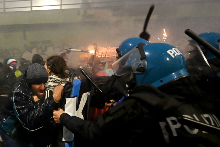 La policia respondió con porrazos y gases lacrimógenos contra los manifestantes.